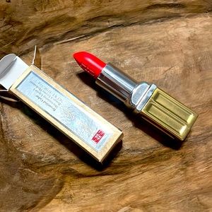 - Elizabeth Arden beautiful color lipstick